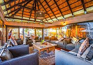 Kaza Safari Lodge, Salon, Gemütlicher Salon in der Kaza Safari Lodge bei Sonnenuntergang., Gemütlicher Salon in der Kaza Safari Lodge bei Sonnenuntergang.