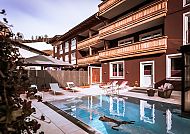 Hotel Panther´A, Außenpool, Hotel Panther´A: Entspannender Außenpool mit stilvollem Ambiente., Hotel Panther´A Außenpool mit entspannter Atmosphäre.