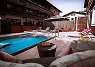 Hotel Panther´A, Außenpool, Entspannender Poolbereich im Hotel Panther´A., Hotel Panther´A Außenpool mit stilvollen Liegen und Sonnenschirmen.