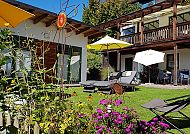 BIO Sportpension, Gemütlicher Garten im Dorfclub Bodenmais mit Liegestühlen.