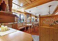 Gästehaus Iris, Gemütlicher Speiseraum im Dorfclub Bodenmais mit Holzelementen.