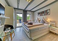 Haus Leutner, Gemütliches Zimmer im Dorfclub Bodenmais mit moderner Einrichtung.