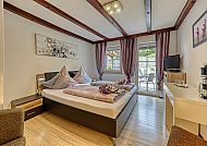 Haus Leutner, Gemütliches Zimmer im Dorfclub Bodenmais mit modernem Dekor.