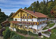 Haus Talblick, Hotel Dorfclub Bodenmais in idyllischer Waldlandschaft.