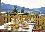 Haus Talblick, Frühstück auf der Terrasse mit malerischem Bergblick., Frühstück auf der Terrasse des Dorfclub Bodenmais mit Bergblick.