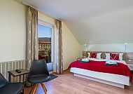 Pension Bayerwald, Gemütliches Hotelzimmer mit Doppelbett und Balkonblick.