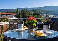 Pension Bayerwald, Frühstück auf Balkon mit Bergblick im Dorfclub Bodenmais.