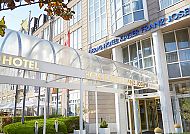 Eingang des Living Hotel Kaiser Franz Joseph in eleganter Fassade