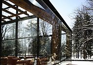 Moderne Glasfassade des Hotel Bianca, Moderne Glasfassade des 4*-Hotels Montenegro im Winter.