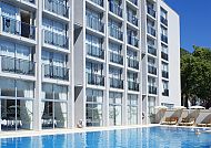 Moderner Außenpool des 4*-Hotels Tara, Moderner Außenpool des 4*-Hotels Montenegro bei strahlendem Sonnenschein.