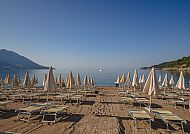 Sonnenschirme am Strand, Sonnenschirme am Strand des 4*-Hotels Montenegro.