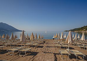 Sonnenschirme am Strand, Sonnenschirme am Strand des 4*-Hotels Montenegro.