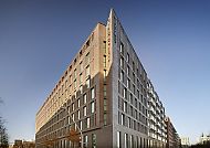 Holiday Inn Hamburg - HafenCity, Holiday Inn Hamburg - HafenCity in modernem Architekturdesign., Holiday Inn Hamburg - HafenCity bei klarem Himmel.