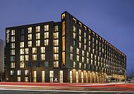 Holiday Inn Hamburg - HafenCity, Holiday Inn Hamburg - HafenCity in modernem Architekturdesign., Holiday Inn Hamburg - HafenCity bei klarem Himmel.