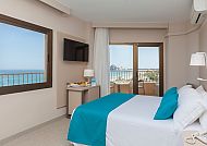 Modernes Hotelzimmer mit Meerblick im Hotel Peñíscola Palace