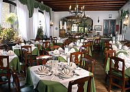 , Elegantes Restaurant im Hotel Vittoria mit gedeckten Tischen., Elegantes Restaurant im Hotel Vittoria mit gedeckten Tischen.
