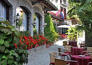 , Charmante Terrasse des Hotel Vittoria mit blühenden Geranien.