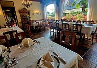 , Gemütliches Restaurant im Hotel Vittoria mit eleganter Tischdekoration., Elegantes Restaurant im Hotel Vittoria mit gedeckten Tischen.