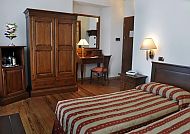 , Gemütliches Zimmer im Hotel Vittoria mit Holzmöbeln., Gemütliches Zimmer im Hotel Vittoria mit Holzmöbeln.