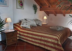 , Gemütliches Zimmer im Hotel Vittoria mit rustikalem Charme., Gemütliches Zimmer im Hotel Vittoria mit Dachschräge und Dekor.