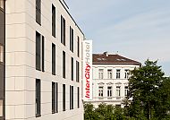 Moderne Hotelarchitektur neben historischem Gebäude., Moderne Hotelarchitektur neben historischem Gebäude.