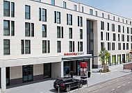 Modernes Hotelgebäude mit eleganter Fassade und einladendem Eingang., Modernes Hotelgebäude mit klarer Architektur und eleganter Fassade.