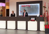 , Moderne Hotelrezeption im Intercity Hotel Bonn., Moderne Lobby des Intercity Hotels Bonn, stilvoll und einladend.