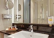 , Modernes Badezimmer im Intercity Hotel, stilvoll und einladend., Modernes Badezimmer im Intercity Hotel, stilvoll und einladend.