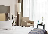 , Modernes Hotelzimmer mit gemütlicher Atmosphäre und stilvoller Einrichtung., Modernes Hotelzimmer mit gemütlichem Ambiente und eleganter Einrichtung.
