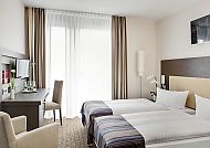 , Modernes Hotelzimmer mit zwei Betten und Schreibtisch., Modernes Hotelzimmer mit zwei Betten und Schreibtisch.