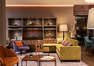 , Moderne Hotel-Lobby mit stilvoller Einrichtung und gemütlicher Atmosphäre., Moderne Hotel-Lobby mit stilvoller Einrichtung und gemütlicher Atmosphäre.