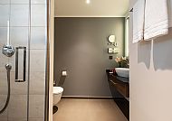 , Modernes Badezimmer im Leonardo Hotel, stilvoll und einladend., Modernes Badezimmer im Leonardo Hotel, stilvoll und einladend.