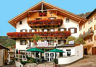 Hotel Trudnerhof, Hotel Trudnerhof mit blumengeschmücktem Balkon in Südtirol.