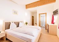 Hotel Trudnerhof Zimmerbeispiel, Helles, gemütliches Hotelzimmer im Hotel Trudnerhof.