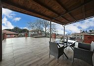 Grand Hotel Impero in Castel Terrasse, Terrasse des Grand Hotel Impero mit Blick auf die umliegende Natur., Große Terrasse mit gemütlichen Sitzmöbeln und weitem Ausblick.