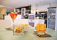 AHG Hotel Donna Silvia Bar, Moderne Bar im AHG Hotel Donna Silvia mit Cocktails und Snacks., Elegante Bar im AHG Hotel Donna Silvia mit Getränken und Snacks.