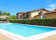AHG Hotel Donna Silvia Pool, Hotel Donna Silvia Pool mit sonniger Terrasse und klarblauem Himmel., Pool im AHG Hotel Donna Silvia mit sonniger Atmosphäre.