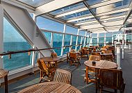 Sonnige Terrasse auf der MS Midnatsol mit Meerblick