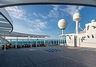 Außendeck der MS Midnatsol unter blauem Himmel