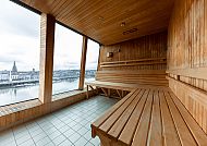 Sauna mit Panoramablick auf Stadt und Fluss, Kreuzfahrt MS Midnatsol