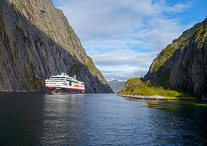 Kreuzfahrt der MS Midnatsol durch beeindruckende Fjordlandschaft