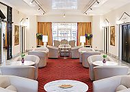 , Elegante Hotellobby mit bequemen Sesseln und stilvoller Dekoration., Elegante Lobby im Living Hotel Kaiser Franz Joseph.