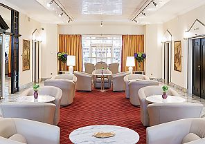 , Elegante Hotellobby mit bequemen Sesseln und stilvoller Dekoration., Elegante Lobby im Living Hotel Kaiser Franz Joseph.