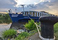 MS Casanova Außenansicht, MS Casanova am Ufer bei Sonnenuntergang, bereit zur Kreuzfahrt., MS Casanova am Ufer bei Sonnenuntergang.