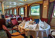 Restaurant MS Casanova, Elegantes Restaurant auf der MS Casanova mit Blick auf den Fluss., Elegantes Restaurant an Bord der MS Casanova mit Flussblick.