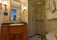 Eines der Bäder auf der MS Casanova, Elegantes Badezimmer auf der MS Casanova mit goldenen Akzenten., Elegantes Bad auf der MS Casanova mit luxuriösem Design.