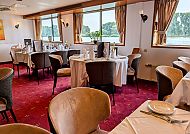 MS Olympia Restaurant, Elegantes Restaurant auf der MS Olympia mit Flussblick., Elegantes Restaurant auf der MS Olympia mit Flussblick.