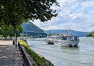 MS Olympia an Steg, MS Olympia am Steg vor malerischer Flusslandschaft., MS Olympia am Steg vor malerischer Flusslandschaft.