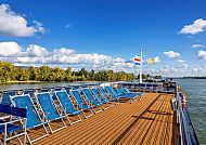 Sonnendeck auf MS Olympia, Sonnendeck der MS Olympia bei strahlend blauem Himmel., Sonnendeck der MS Olympia bei strahlendem Wetter auf dem Fluss.