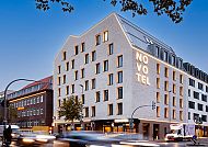 Novotel Münster City, Novotel Münster City bei Abenddämmerung, moderne Architektur., Novotel Münster City bei Abenddämmerung, moderne Architektur.